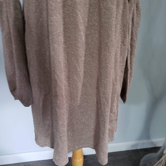 Cute dress w/ metallic gold - Picture 6 of 8